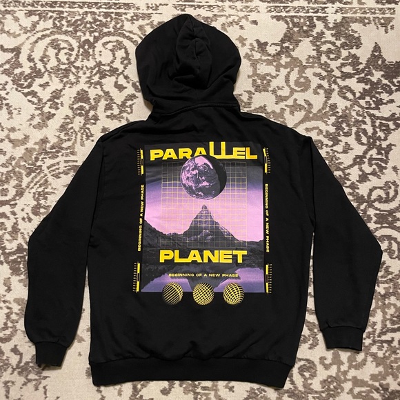 Comfy OVERSIZED Black Parallel Planet. Fits like a Mens S/M - Picture 1 of 4